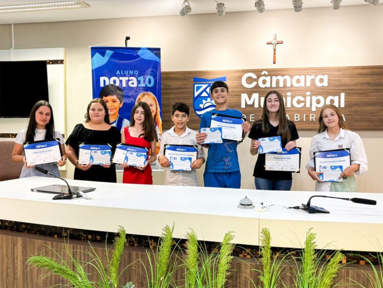 Alunos da rede municipal recebem prêmio “Aluno Nota 10” na Câmara de Guabiruba