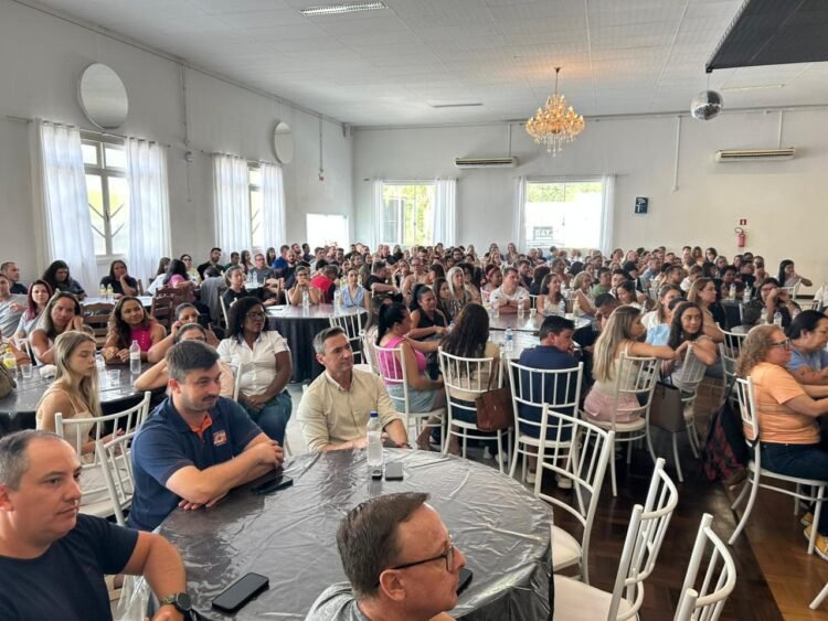 Servidores de Guabiruba retomam atividades com palestra e integração