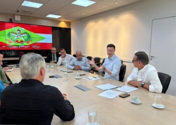 Setor têxtil discute carga tributária e concorrência com importados em reunião com o Estado