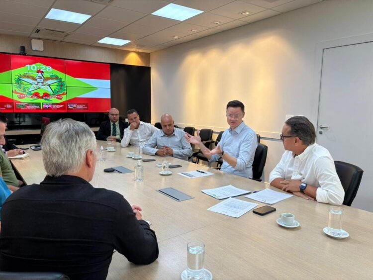 Setor têxtil discute carga tributária e concorrência com importados em reunião com o Estado