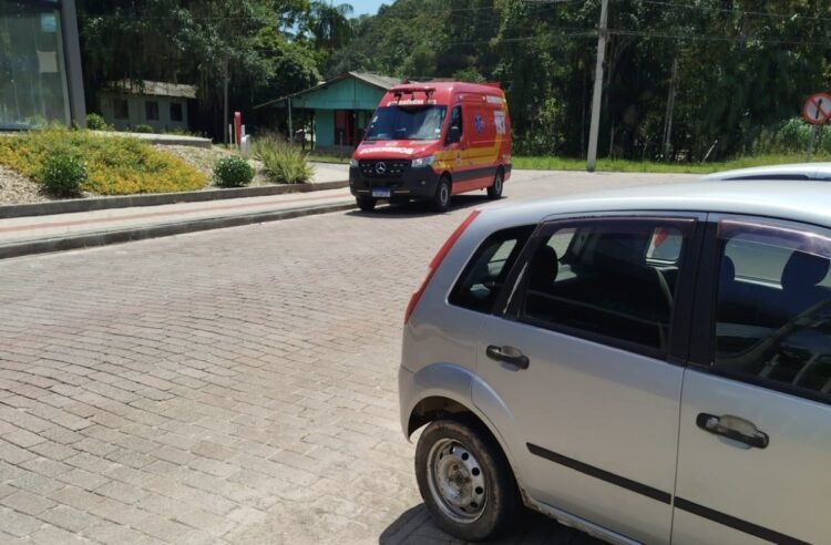 Criança de 8 anos cai de veículo em movimento no Centro de Guabiruba