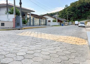 Moradores da rua Carlos Kohler, no Centro de Guabiruba, relatam problemas estruturais e pedem manutenção de lombada