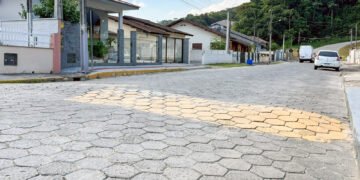 [VÍDEO] Moradores da rua Carlos Kohler, no Centro de Guabiruba, relatam problemas estruturais e pedem manutenção de lombada