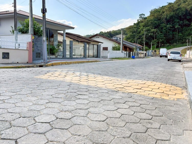 [VÍDEO] Moradores da rua Carlos Kohler, no Centro de Guabiruba, relatam problemas estruturais e pedem manutenção de lombada