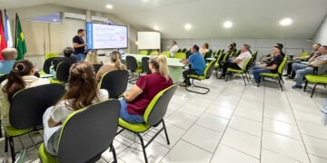 Totens com QR Codes e portal interativo são apresentados ao setor turístico de Guabiruba