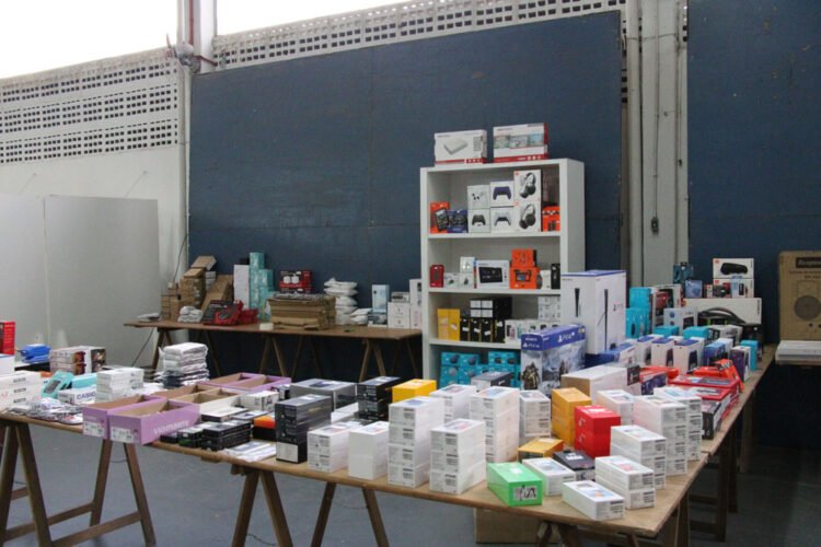 Apae de Brusque promove bazar com mercadorias apreendidas pela Receita Federal