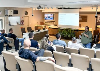 Representante da AGIR explica aumento de 13,15% na tarifa de água em sessão na Câmara