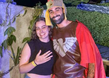 [VÍDEO] Pedido de casamento surpreende público após encerramento de espetáculo no Aymoré