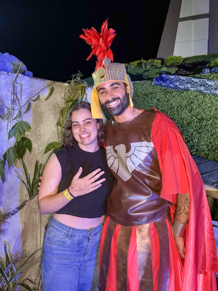 [VÍDEO] Pedido de casamento surpreende público após encerramento de espetáculo no Aymoré