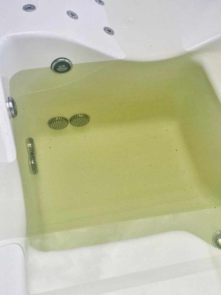 [VÍDEO] Moradores de Guabiruba relatam alteração na cor e qualidade da água