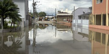 Falta de manutenção em tubulação causa alagamento e interrompe atividades em empresas no bairro Guarani, em Brusque