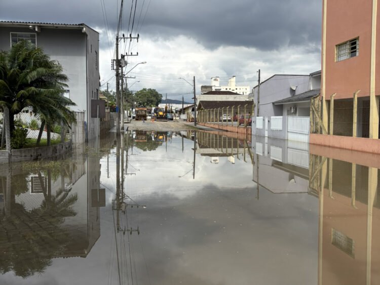 Falta de manutenção em tubulação causa alagamento e interrompe atividades em empresas no bairro Guarani, em Brusque