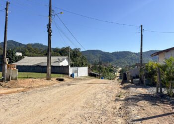 Moradores de rua no Lageado Baixo cobram execução de pavimentação; Prefeitura justifica atraso