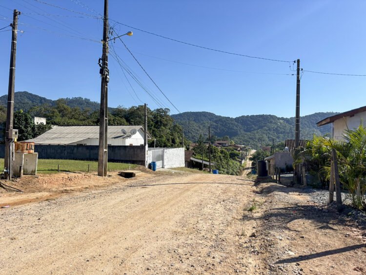 Moradores de rua no Lageado Baixo cobram execução de pavimentação; Prefeitura justifica atraso