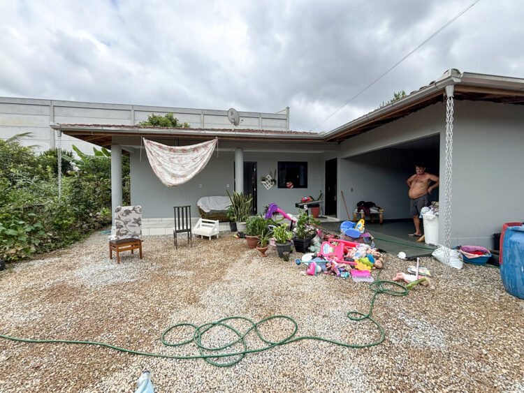 [FOTOS] Rua Pedro Zimmermann registra alagamento e rastro de lama no bairro Guabiruba Sul