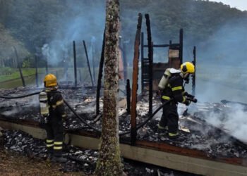 Incêndio destrói residência de madeira no bairro Lageado Alto em Guabiruba