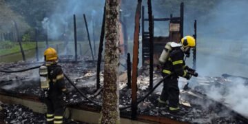 Incêndio destrói residência de madeira no bairro Lageado Alto em Guabiruba