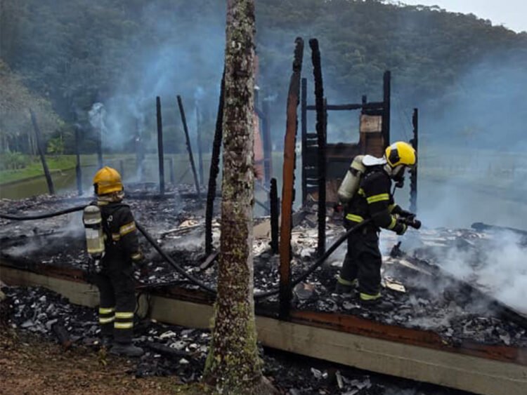 Incêndio destrói residência de madeira no bairro Lageado Alto em Guabiruba
